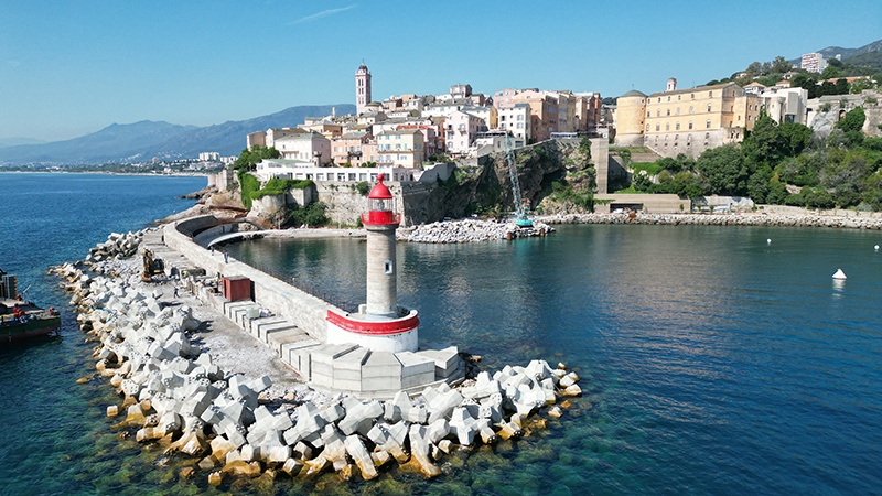 Phare et brise-lames du vieux port de Bastia restaurés par Entreprise Natali — vue aérienne avec la citadelle en arrière-plan
