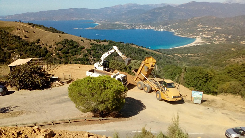 Chantier de terrassement en Balagne — vue aérienne sur le golfe