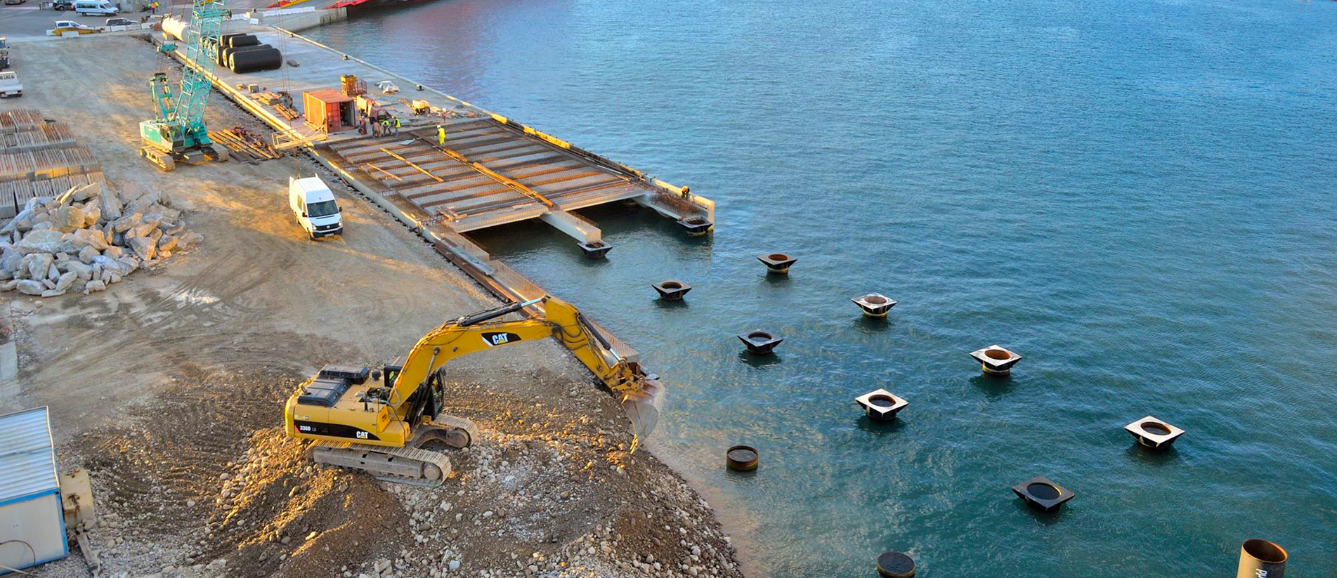 Extension portuaire en construction par Entreprise Natali — vue aérienne d'un chantier maritime en Corse